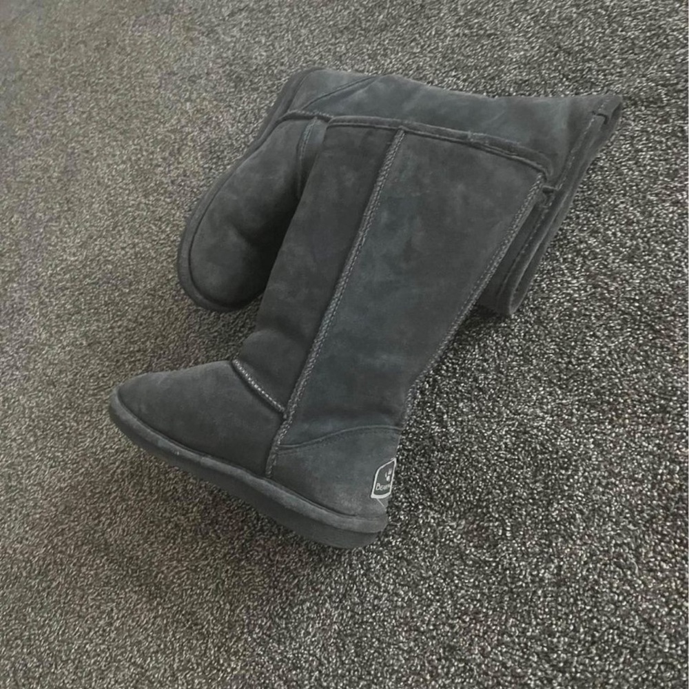Woman Size 8 Bearpaw boots